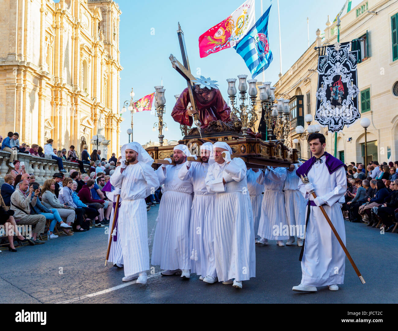 Habitants de la ville de Zejtun / Malte a leur bonne traditionnelle procession religieuse Vendredi / défilé de l'église en face de leur église Banque D'Images