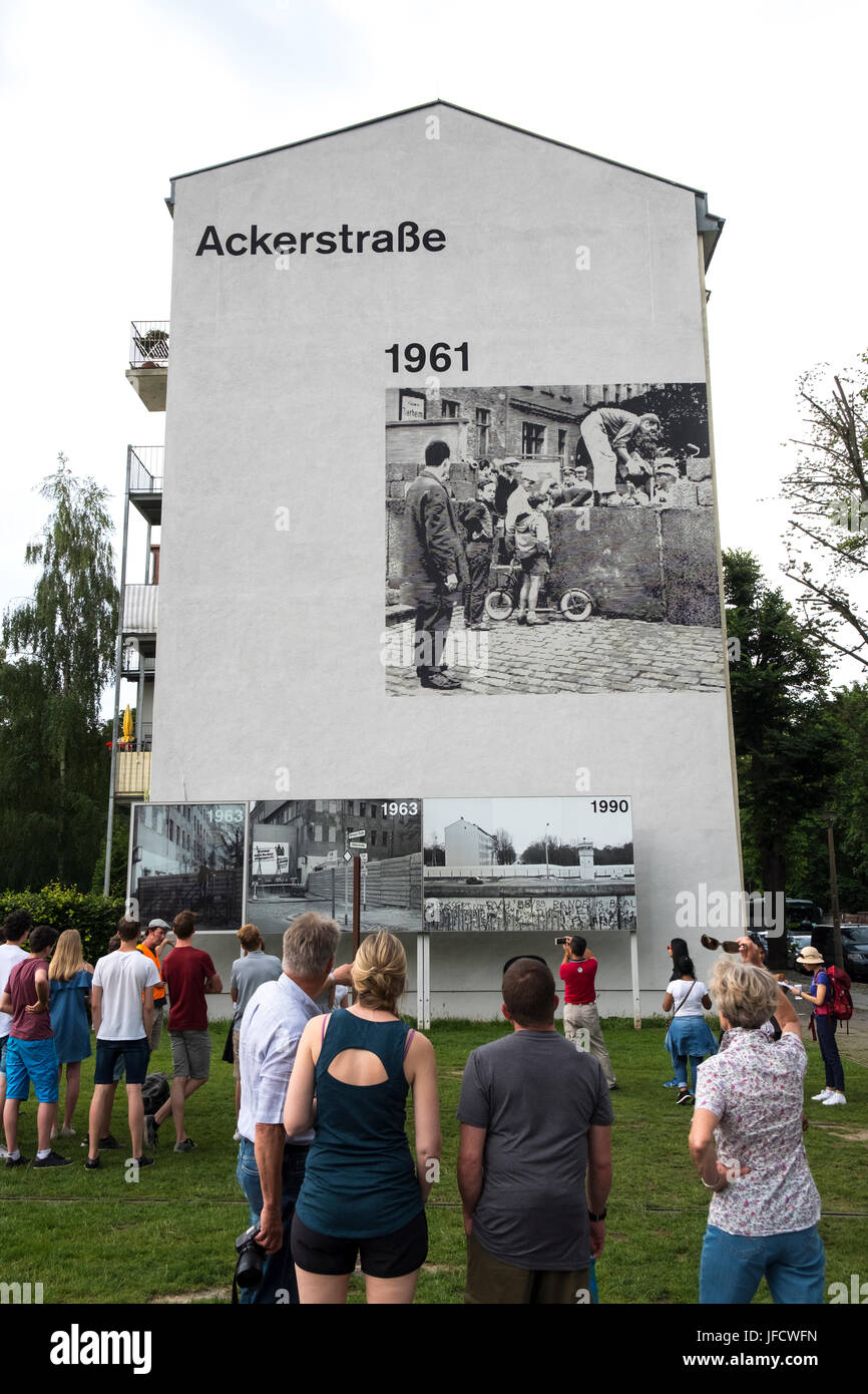 Fresque peinte sur immeuble montrant historique de mur de Berlin au parc Memorial à Bernauer Strasse à Berlin, Allemagne Banque D'Images