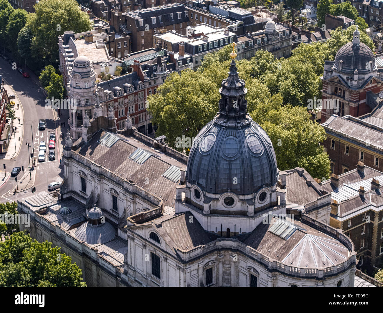 Une vue aérienne au-dessus de Kensington à Londres Angleterre Royaume-uni avec l'Oratoire de Londres au premier plan, près du Victoria & Albert museum Banque D'Images