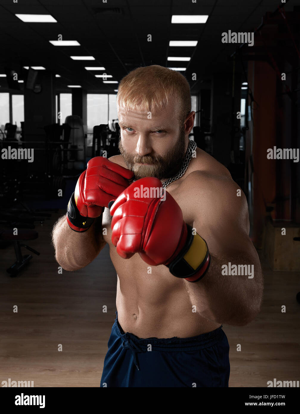 Strong muscular man boxe à la salle de sport. Banque D'Images