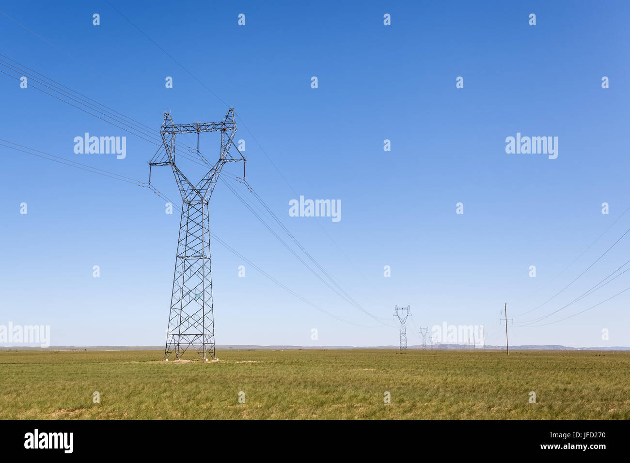 Pylône de transport d'électricité dans la région des prairies Banque D'Images