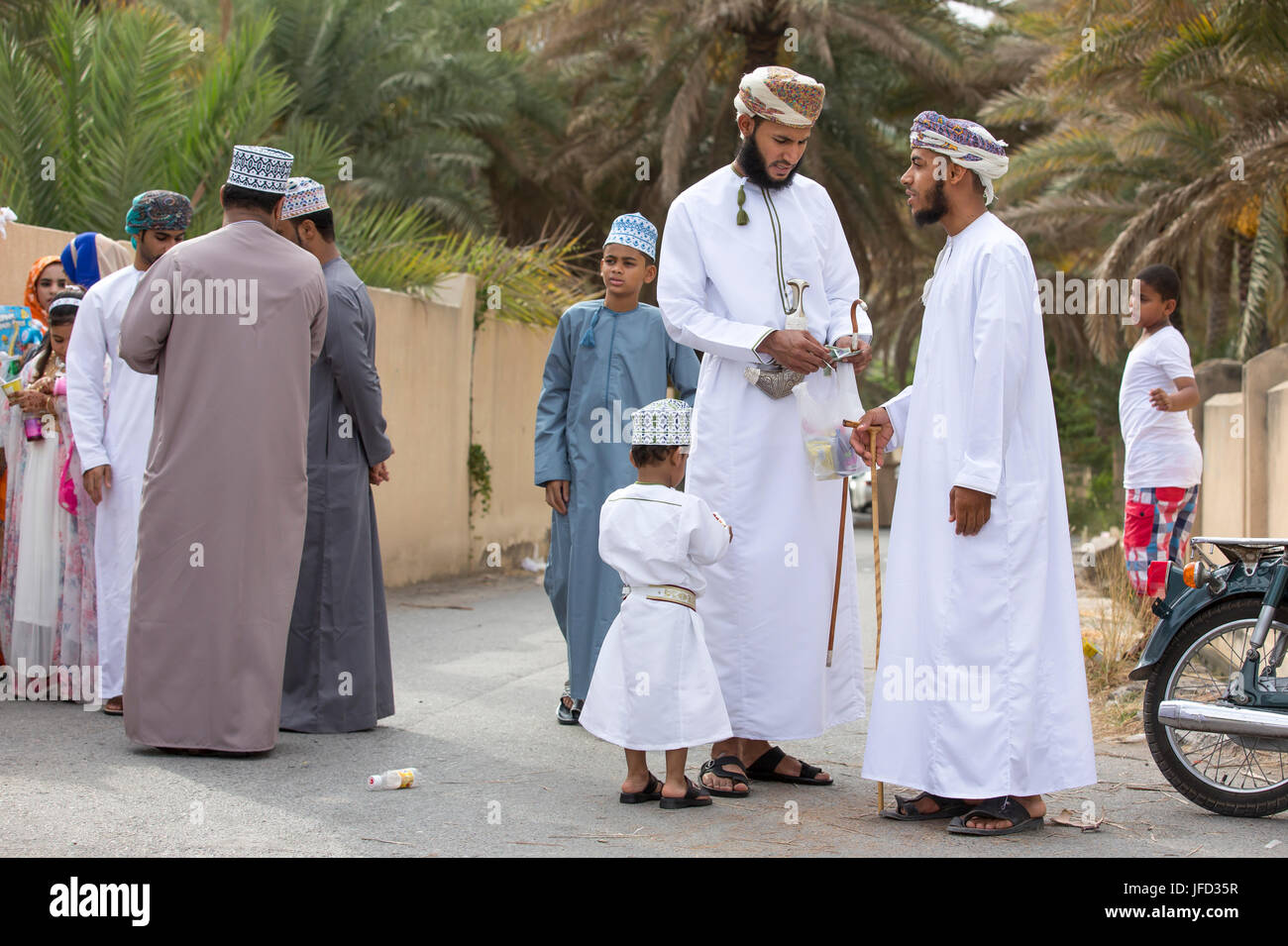 Nizwa, Oman - 26 juin 2017 : dans la famille des vêtements traditionnels à un jouet sur le marché un jour de l'Aïd al Fitr, célébration à la fin de mois du Ramadan Banque D'Images