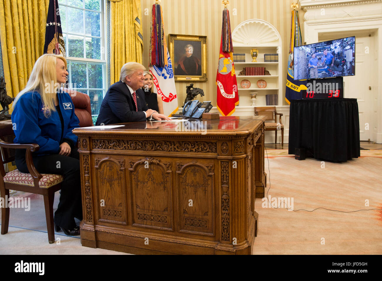 Le président Donald Trump parle par vidéo-conférence avec les astronautes de la NASA Commander Peggy Whitson et Jack Fischer à bord de la Station spatiale internationale, dans le bureau ovale le lundi 24 avril, 2017. Le président Trump, ainsi que Mme Ivanka Trump et l'astronaute de la NASA, appelé Kate Rubins à féliciter Mme Whitson commandant pour briser le record pour le plus de temps dans l'espace d'un astronaute américain, et à la féliciter pour son travail de promotion des femmes dans les domaines de la tige. Officiel de la Maison Blanche (photo de Benjamin Applebaum) Banque D'Images