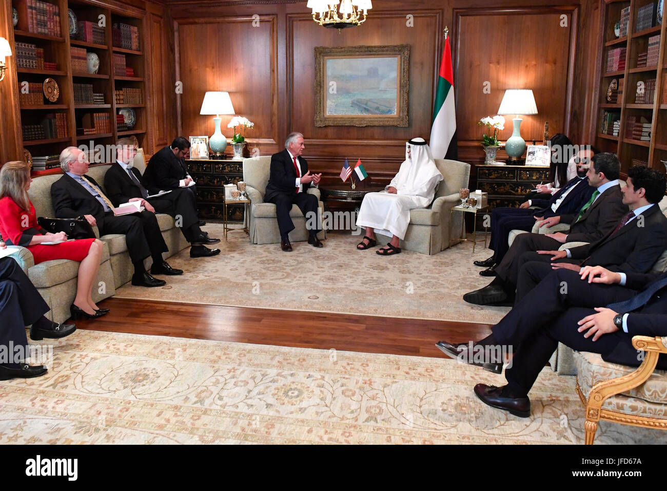 La secrétaire d'État des États-Unis, Rex Tillerson répond aux Émirats arabes unis avec le Prince Mohammed bin Zayed à McLean, Virginie, le 16 mai 2017. Banque D'Images
