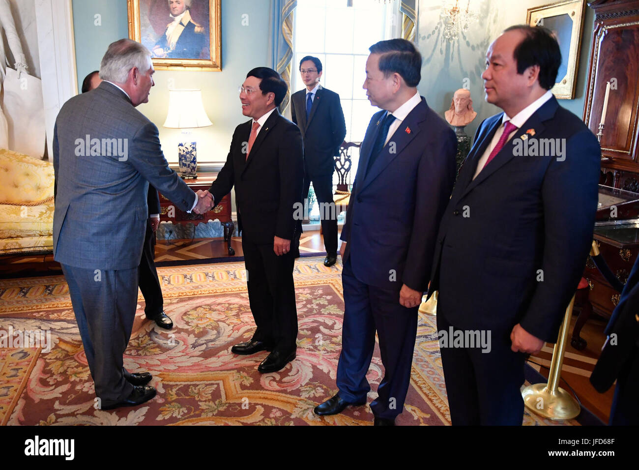 La secrétaire d'État des États-Unis, Rex Tillerson vietnamien accueille par le vice-Premier Ministre et Ministre des affaires étrangères Pham Binh Minh avant son déjeuner avec le Premier ministre vietnamien Nguyen Xuan Phuc au département d'État des États-Unis à Washington, D.C., le 21 mai 2017. Banque D'Images