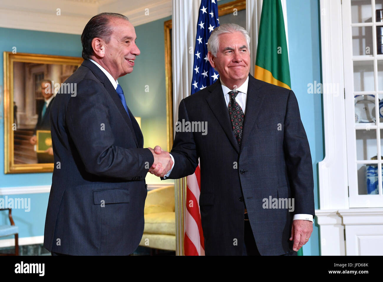 La secrétaire d'État des États-Unis, Rex Tillerson et Ministre des affaires étrangères brésilien Aloysio Nunes FERREIRA posent pour une photo avant leur réunion bilatérale au département d'État des États-Unis à Washington, D.C., le 2 juin 2017. Banque D'Images
