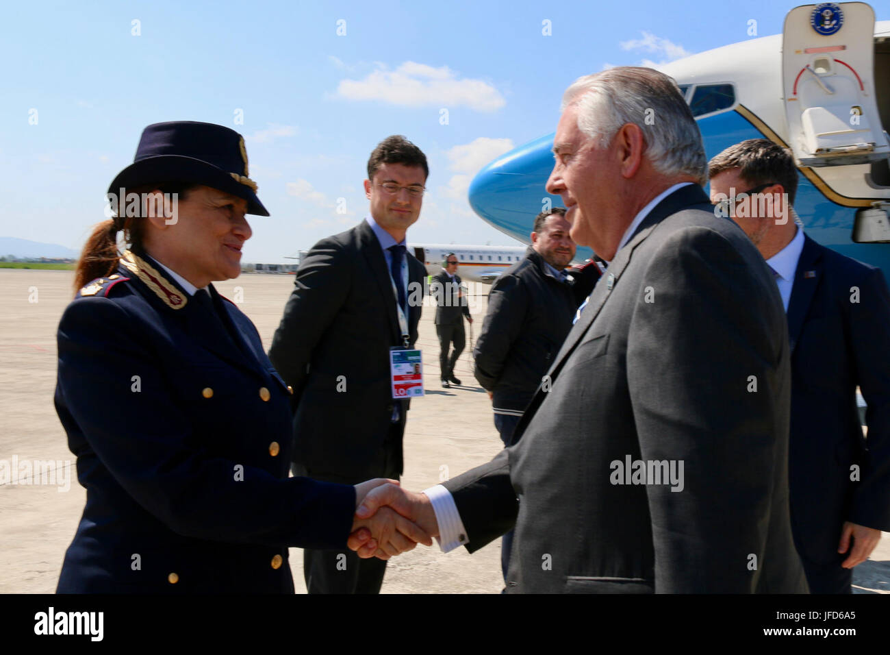 La secrétaire d'État des États-Unis, Rex Tillerson, serre la main avec un membre des forces armées italiennes a Pise aéroport militaire avant de quitter l'Italie, en route vers Moscou, Russie, le avril 2017. Banque D'Images
