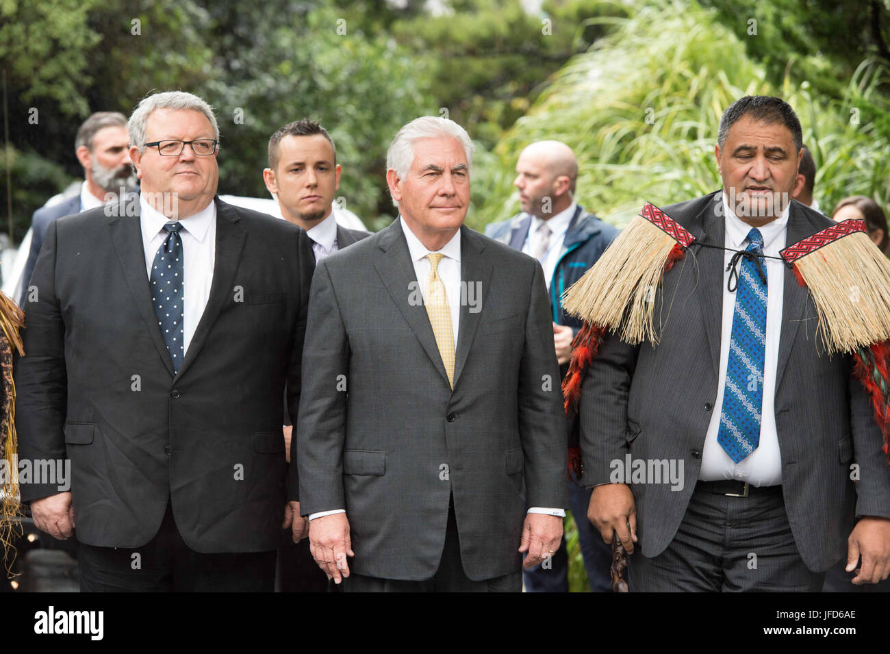 La secrétaire d'État des États-Unis, Rex Tillerson, avec le néo-zélandais des affaires étrangères, M. Gerry Brownlee, est accueilli à la Nouvelle-Zélande avec un pōwhiri cérémonie au Premier ministre à Wellington, Nouvelle-Zélande, le 6 juin 2017. Banque D'Images