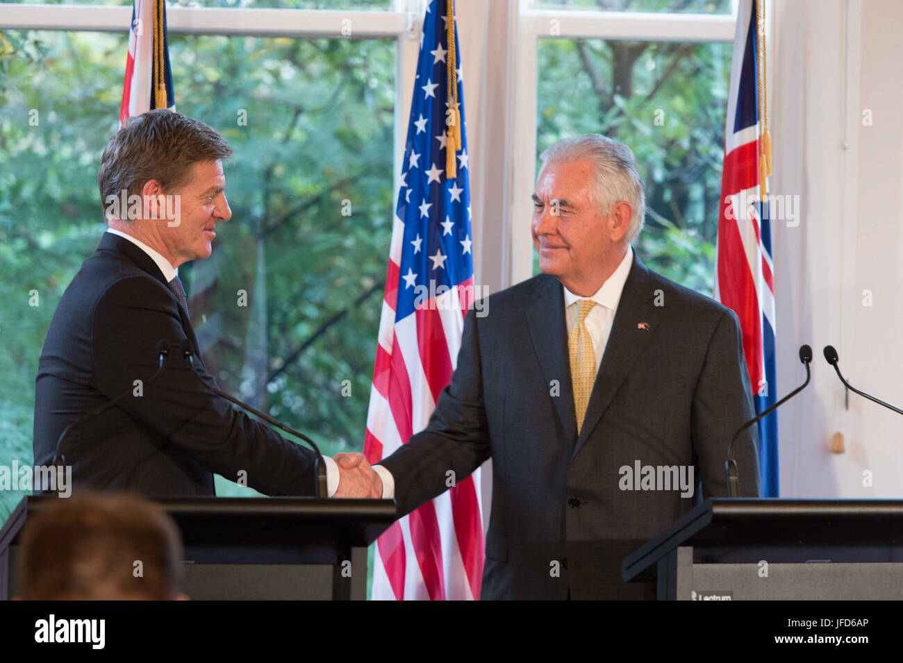 La secrétaire d'État des États-Unis, Rex Tillerson et premier ministre Néo-zélandais Bill English se serrer la main après leur conférence de presse à Wellington, Nouvelle-Zélande, le 6 juin 2017. Banque D'Images