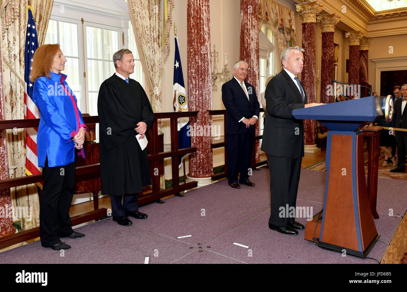 Avec son épouse, Grace Rodriguez, U.S. Chief Justice John G. Roberts Jr., et secrétaire d'État des États-Unis, Rex Tillerson à sur, nouvellement assermentés à vice-secrétaire d'État John Sullivan prononce une allocution à son assermentation au département d'État des États-Unis à Washington, D.C., le 9 juin 2017. Banque D'Images