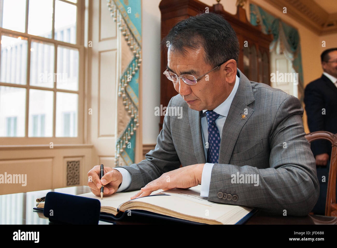 Le Ministre des affaires étrangères de Mongolie Tsend Munkh-Orgil signe la secrétaire d'État des États-Unis, Rex Tillerson's guestbook avant leur réunion au Département d'État des États-Unis à Washington, D.C., le 13 juin 2017. Banque D'Images