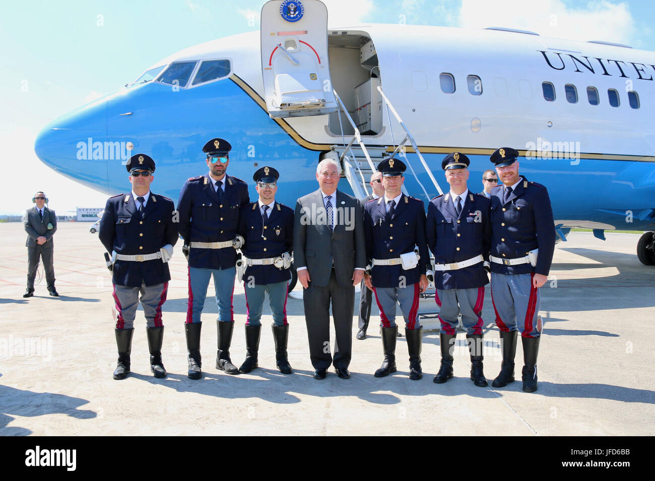 La secrétaire d'État des États-Unis, Rex Tillerson pose pour une photo avec les membres de l'Armée de l'air italienne à Pise aéroport militaire avant de quitter l'Italie, en route vers Moscou, Russie, le avril 2017. Banque D'Images