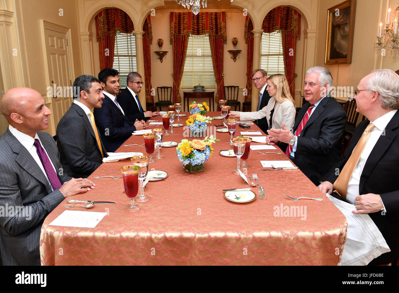 La secrétaire d'État des États-Unis, Rex Tillerson organise un dîner de travail pour les ÉMIRATS ARABES UNIS Le ministre des Affaires étrangères, Abdullah bin Zayed Al Nahyan au département d'État des États-Unis à Washington, D.C., le 14 juin 2017. Banque D'Images