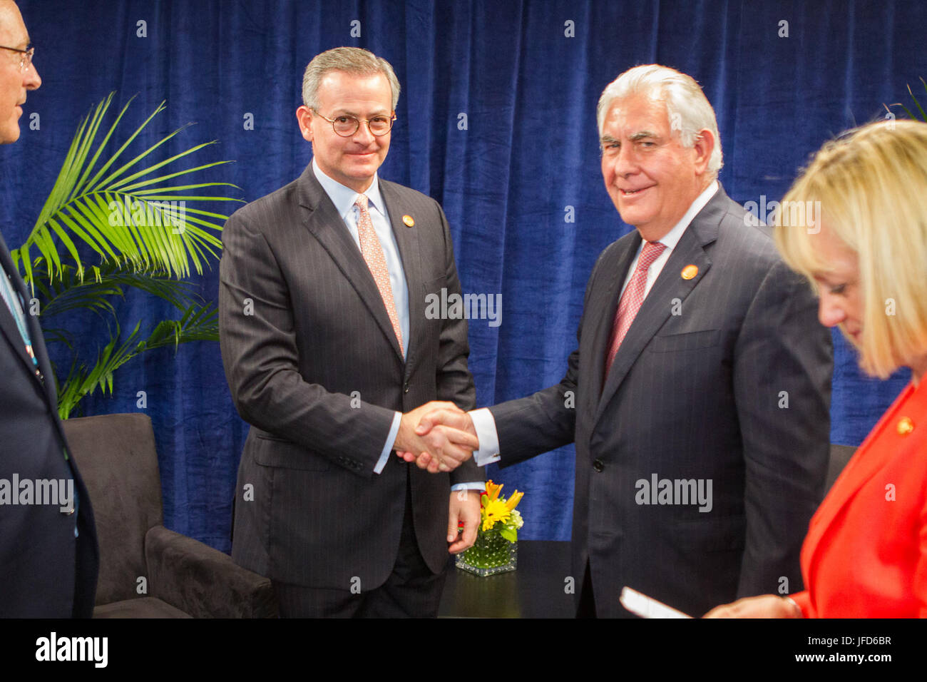 La secrétaire d'État des États-Unis, Rex Tillerson rencontre le ministre des Affaires étrangères du Costa Rica Gonzalez Sanz au cours de la Conférence pour la prospérité et la sécurité en Amérique centrale, à la Florida International University, à Miami, en Floride, le 15 juin 2017. Banque D'Images