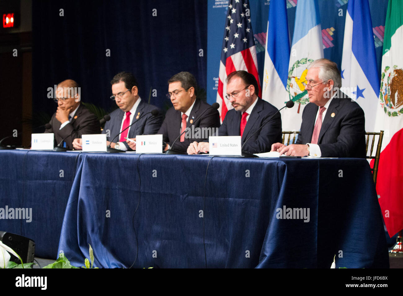 La secrétaire d'État des États-Unis, Tillerson répond aux journalistes lors d'une conférence de presse conjointe avec ses homologues de la disponibilité du Mexique, Honduras, Guatemala et El Salvador, lors de la Conférence pour la prospérité et la sécurité en Amérique centrale, à la Florida International University, à Miami, en Floride, le 15 juin 2017. Banque D'Images