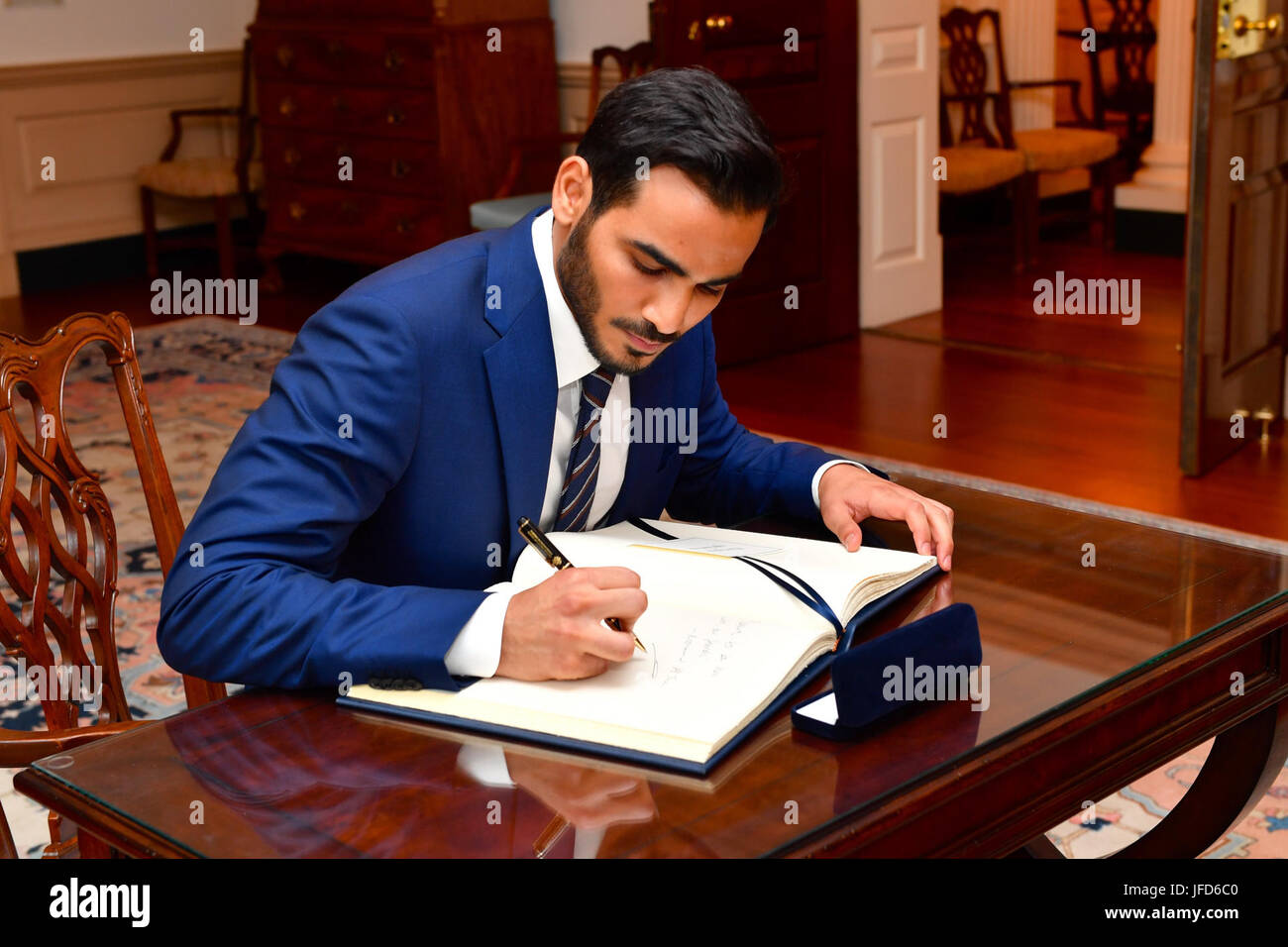 L'Émir du Qatar de secrétaire pour les investissements Sheikh Mohammed bin Hamad bin Khalifa Al Thani signe la secrétaire d'État des États-Unis, Rex Tillerson's guestbook avant leur réunion bilatérale au département d'État des États-Unis à Washington, D.C., le 16 juin 2017. Banque D'Images