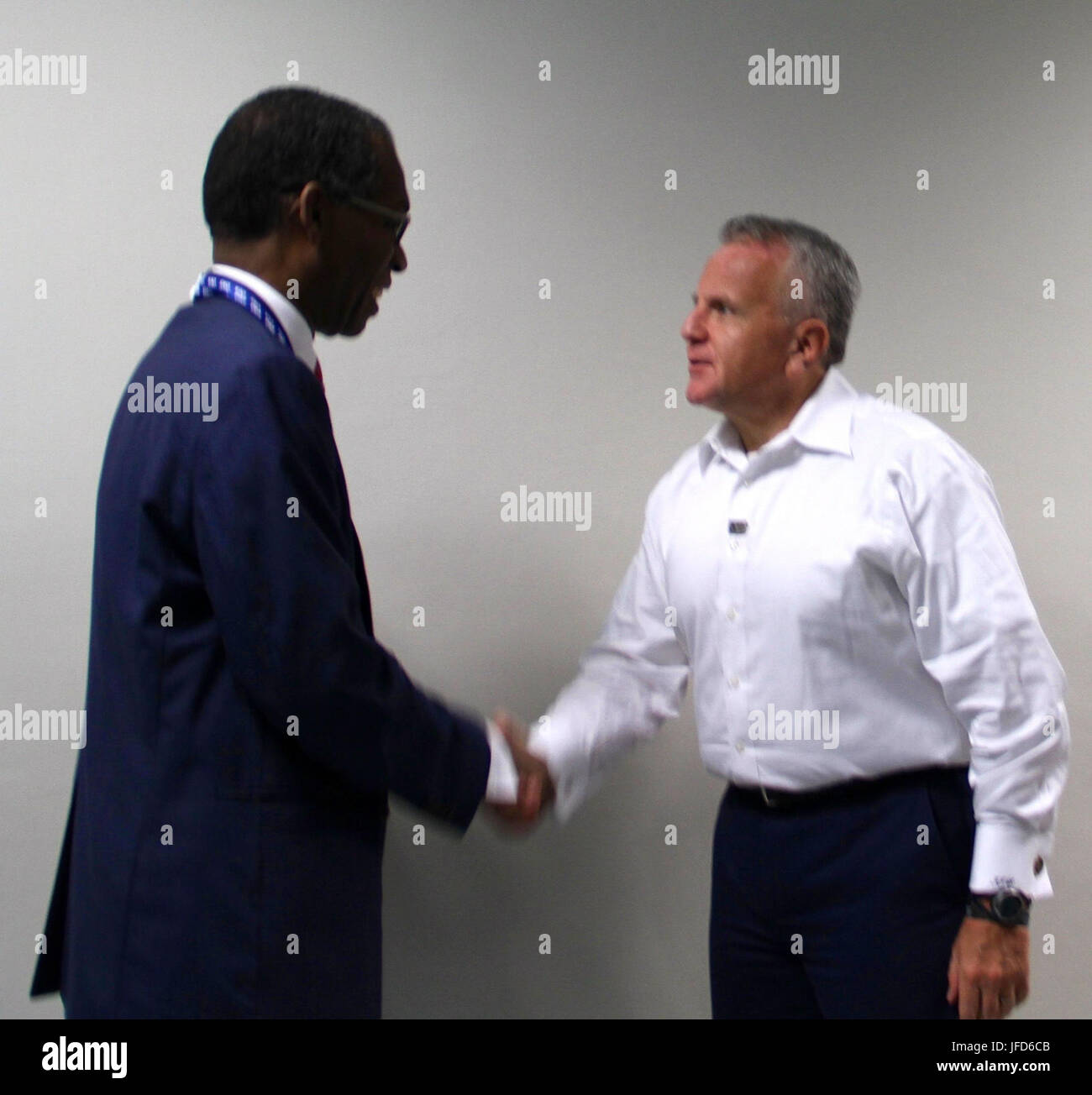 Sous-secrétaire d'État John J. Sullivan se réunit avec le Ministre des affaires étrangères haïtien Antonio Rodrigue, en marge de la 47e Assemblée générale de l'Organisation des États américains (OEA) à Cancun, Mexique, le 20 juin 2017. Banque D'Images