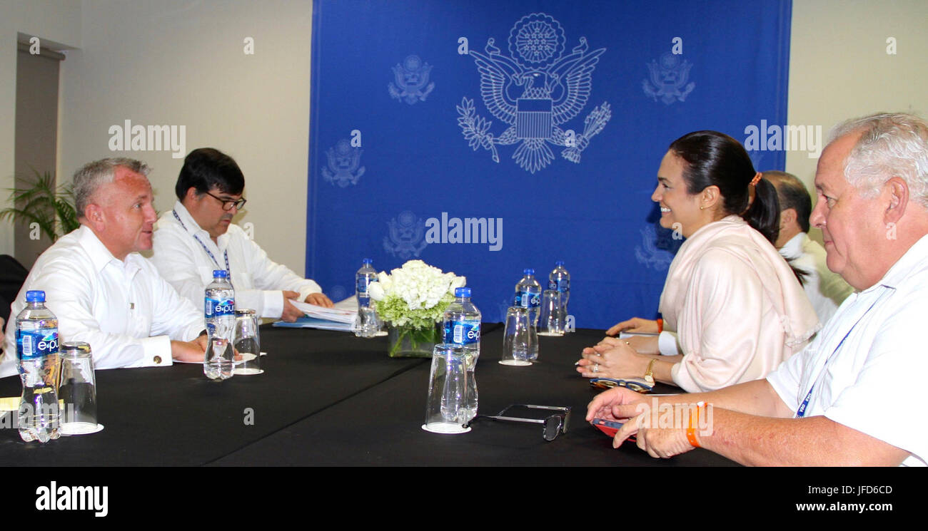 Sous-secrétaire d'État John J. Sullivan se réunit avec le Panama est vice-président et le ministre des Affaires étrangères, Isabel Saint Malo, en marge de la 47e Assemblée générale de l'Organisation des États américains (OEA) à Cancun, Mexique, le 20 juin 2017. Banque D'Images