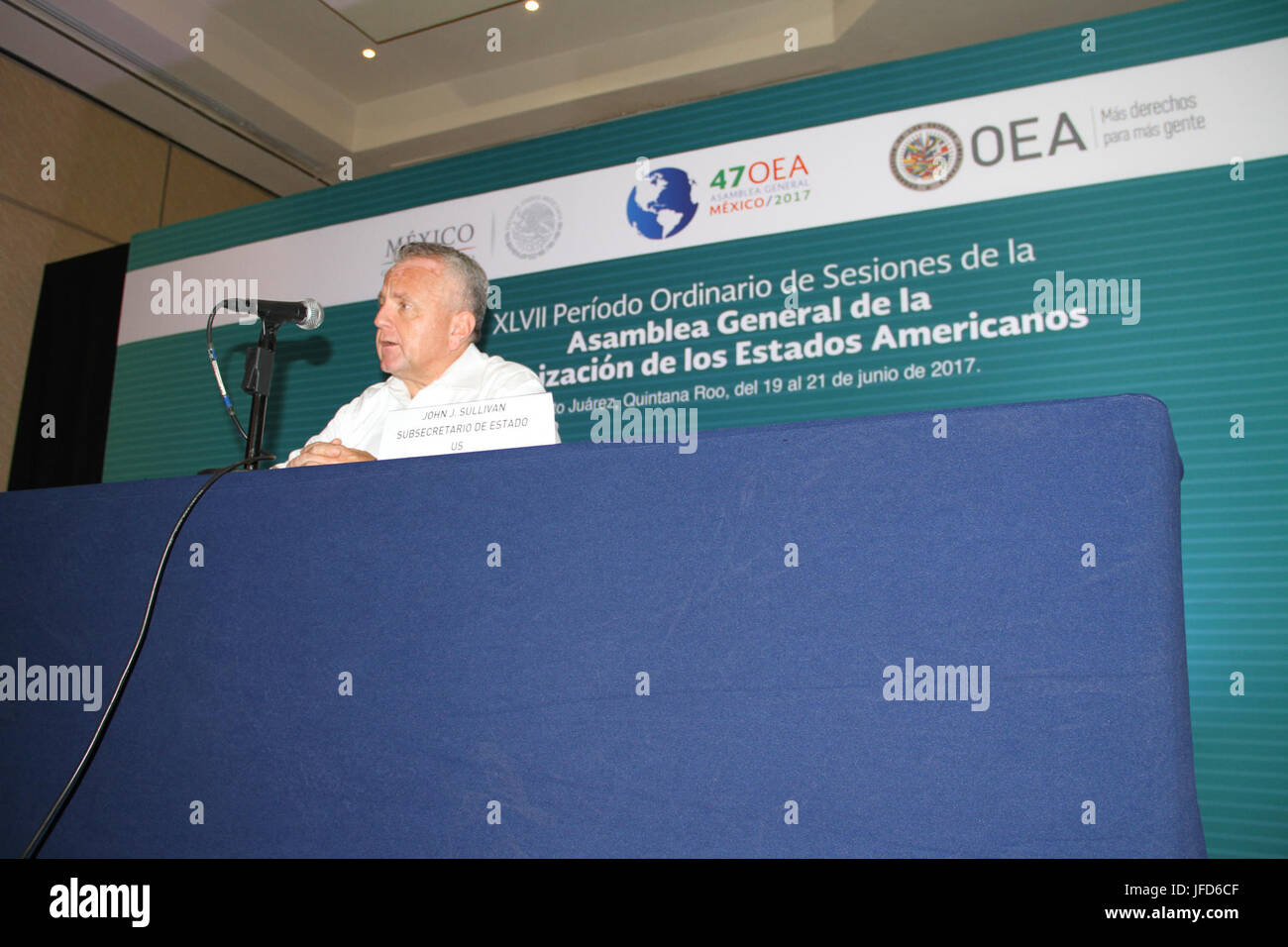 Sous-secrétaire d'État John J. Sullivan répond aux journalistes à la 47e Assemblée générale de l'Organisation des États américains (OEA) à Cancun, Mexique, le 20 juin 2017. Banque D'Images