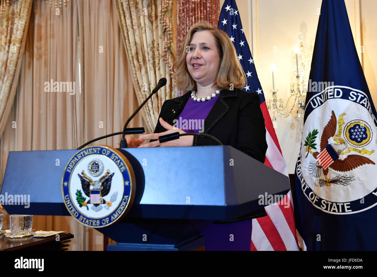 L'ambassadeur Susan Coppedge prononce une allocution à l'inauguration du 2017 le trafic de personnes à la cérémonie de lancement du rapport du Département d'État des États-Unis à Washington, D.C., le 27 juin 2017. Banque D'Images
