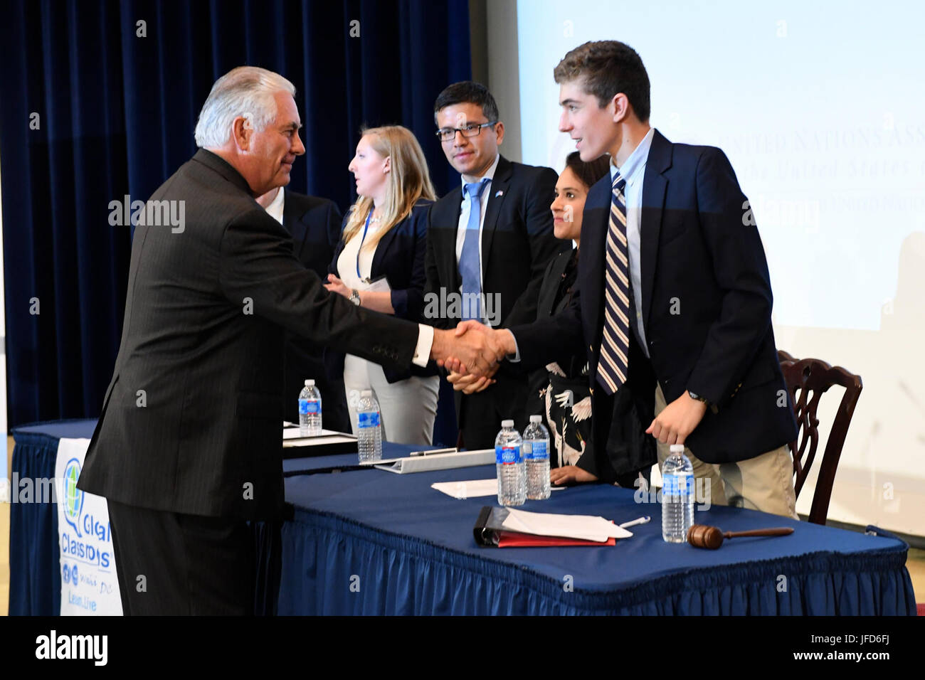 La secrétaire d'État des États-Unis, Rex Tillerson salue des étudiants participant à la Conférence des Nations Unies Modèle avant qu'il a prononcé un discours au département d'État des États-Unis à Washington, D.C., le 2 mai 2017. Banque D'Images
