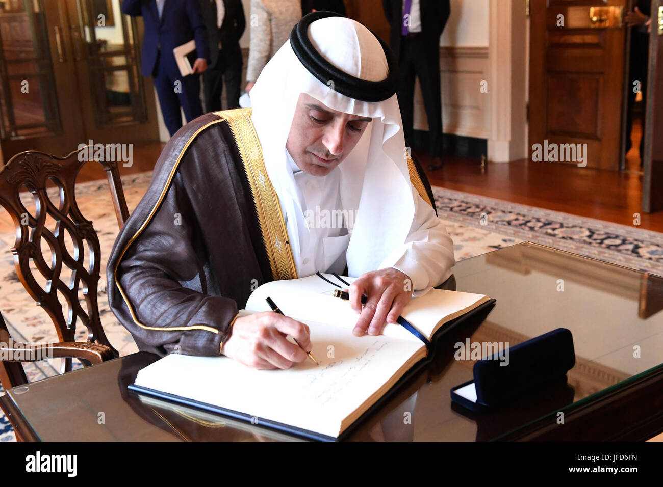 Le ministre des Affaires étrangères saoudien Adel al-Jubeir signe la secrétaire d'État des États-Unis, Rex Tillerson's guestbook avant leur réunion bilatérale au département d'État des États-Unis à Washington, D.C., le 2 mai 2017. Banque D'Images