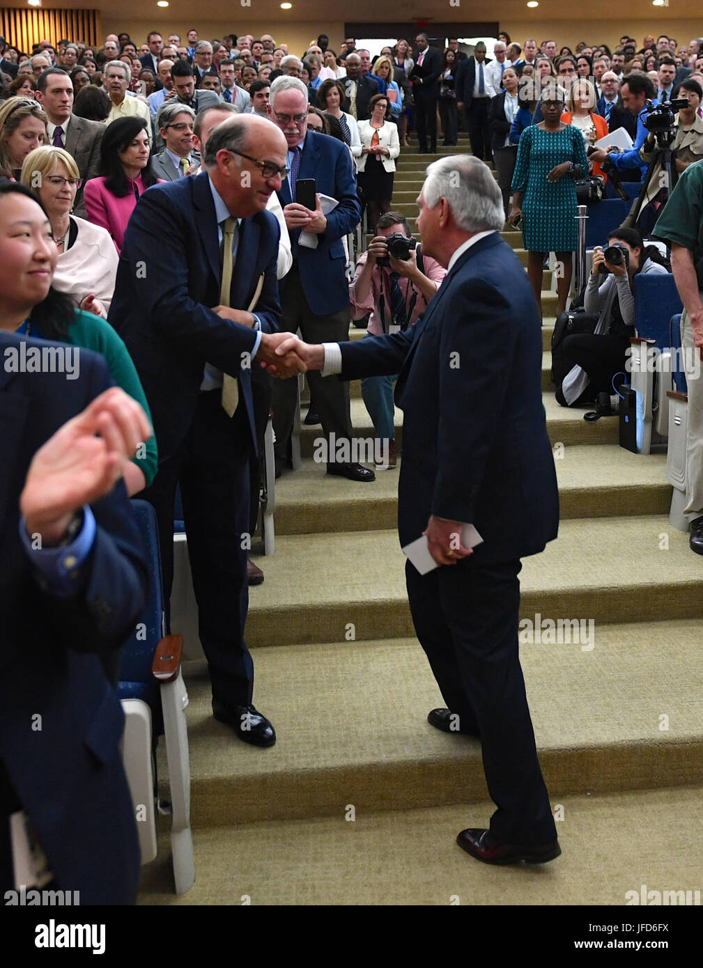 La secrétaire d'État des États-Unis, Rex Tillerson, serre la main avec un employé du département d'État au Ministère à Washington, D.C., le 3 mai 2017. Banque D'Images