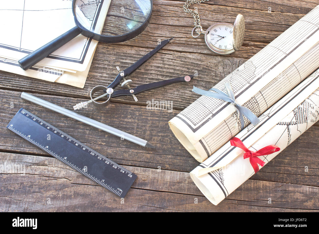 Cartes anciennes avec des outils sur fond de bois Banque D'Images