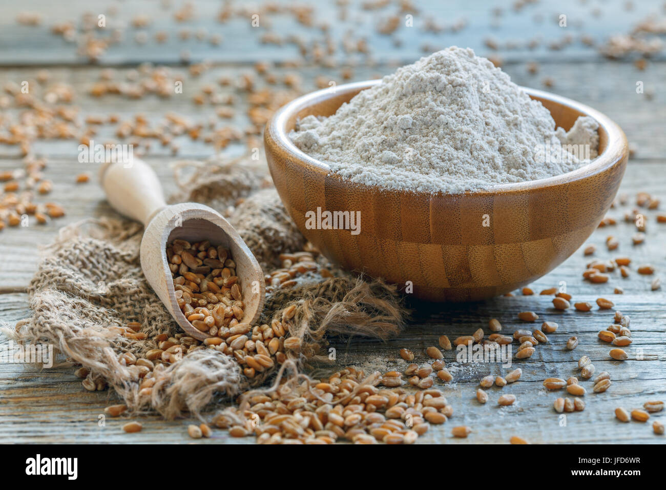 La farine de blé et écope avec le grain. Banque D'Images