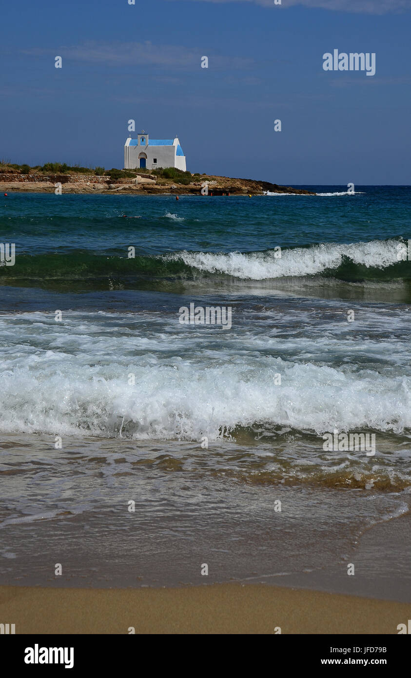 Petite chapelle sur une petite île au large des côtes, Malia, Crète, Grèce Banque D'Images