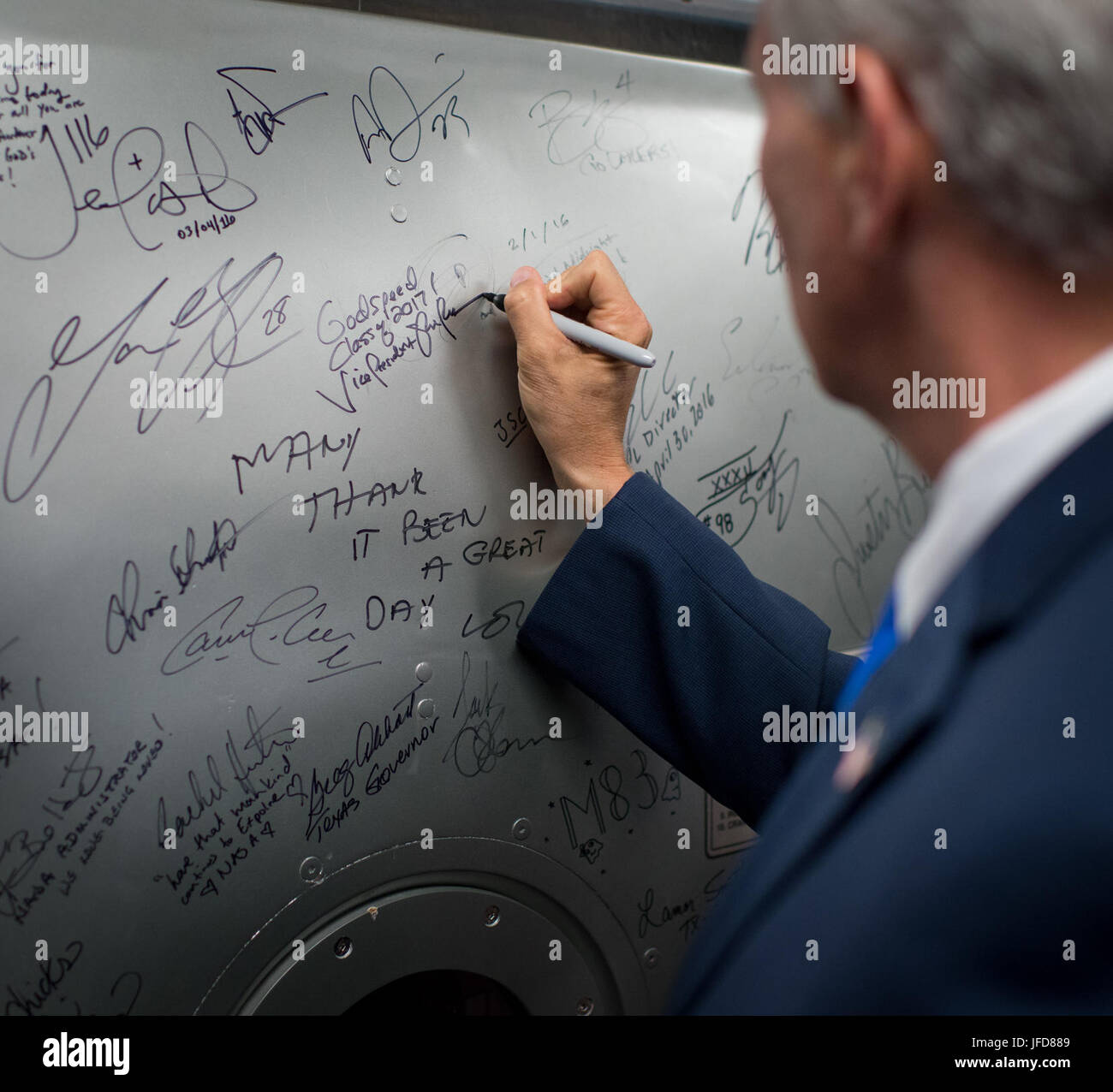 Dans la tradition des autres, Vice-président Mike Pence signe une issue d'une station spatiale maquette du module de formation, le mercredi 7 juin 2017 dans le bâtiment 9 du Centre spatial Johnson de la NASA à Houston, Texas. Vice-président Pence ont pris part à un événement d'introduire 12 nouveaux candidats astronautes de la NASA. Après avoir terminé deux années de formation, les nouveaux candidats astronautes pourraient être affectés à des missions d'effectuer des recherches sur la Station spatiale internationale, le lancement de satellites sur le sol américain construit par les sociétés commerciales, et le lancement sur Deep Space missions le vaisseau Orion nouvelles de la NASA et de l'espace Lau Banque D'Images