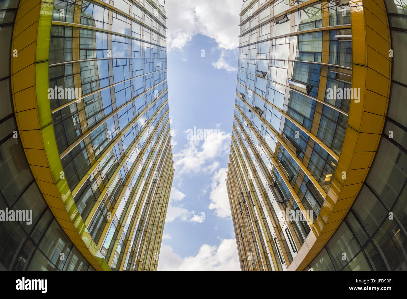 Les bâtiments en verre moderne , vue fisheye Banque D'Images