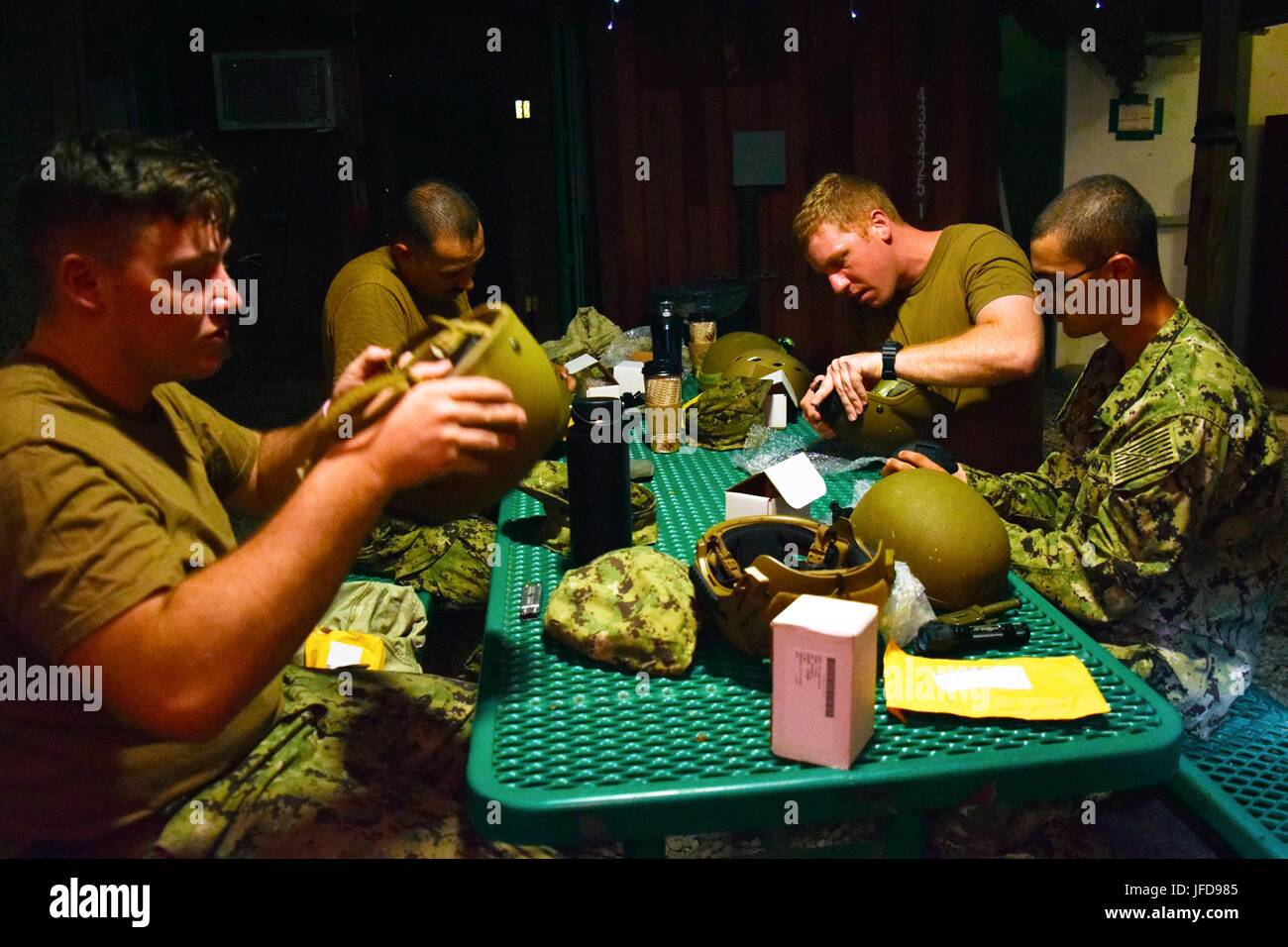 L'Escadron de rivière côtière 1 procède à la formation de la conduite de nuit 170624-N-RF885-178 CAMP LEMONNIER, Djibouti (24 juin 2017), les marins affectés à l'Escadron fluviales côtières (CRS) 1, fixez les supports de vision nocturne pour casques Kevlar afin d'effectuer les opérations de convoi de nuit à bord d'entraînement Camp Lemonnier, Djibouti, le 26 juin 2017. CRS 1 est l'avant-déployés aux États-Unis 6e zone d'opérations de la flotte et qui conduit l'ensemble des opérations navales et mixte, souvent de concert avec ses alliés, le joint, et inter-organismes partenaires, afin de faire progresser les intérêts nationaux américains et la sécurité et la stabilité en Eur Banque D'Images