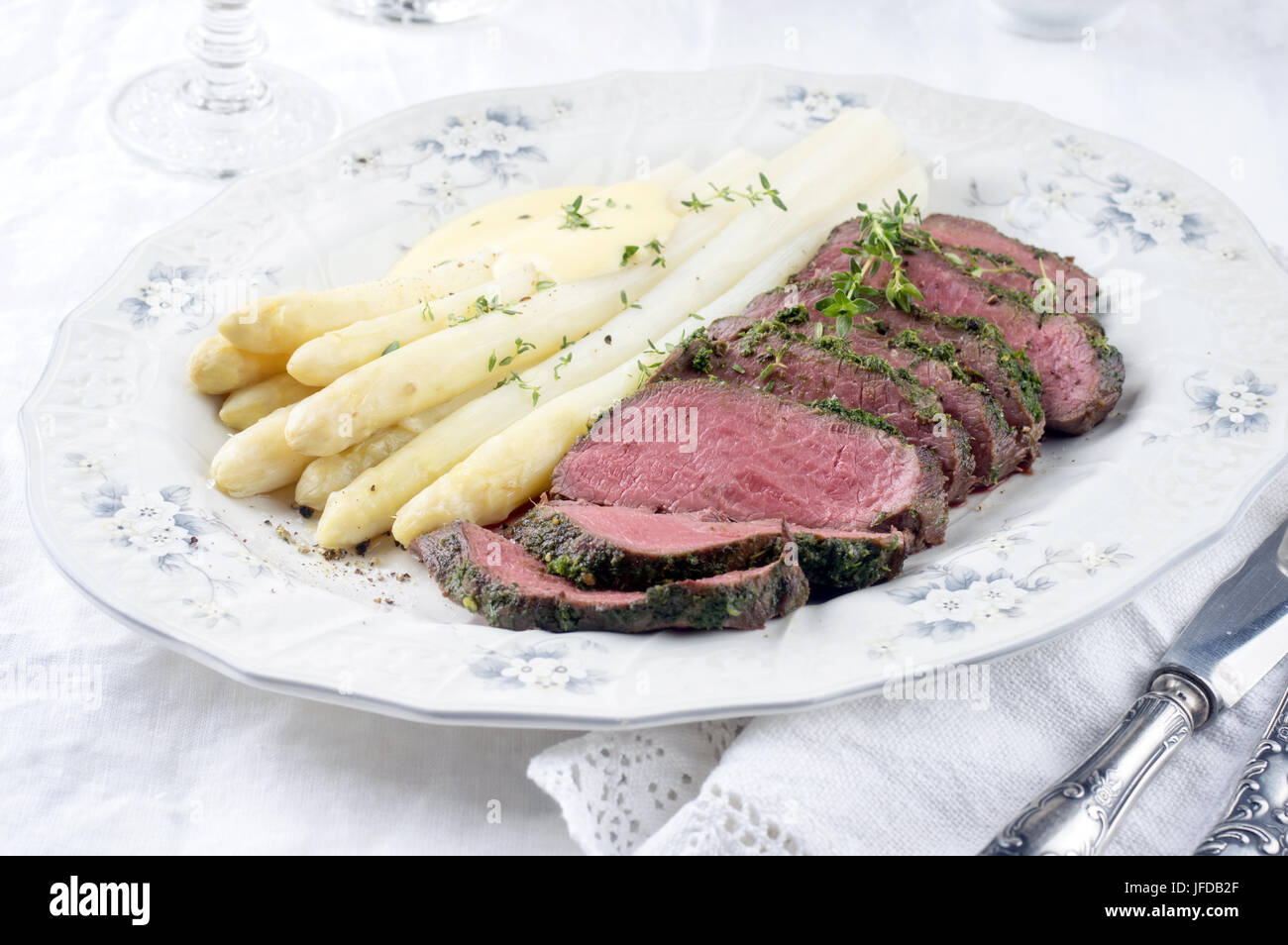 Rosbif aux asperges blanches sur la plaque Banque D'Images