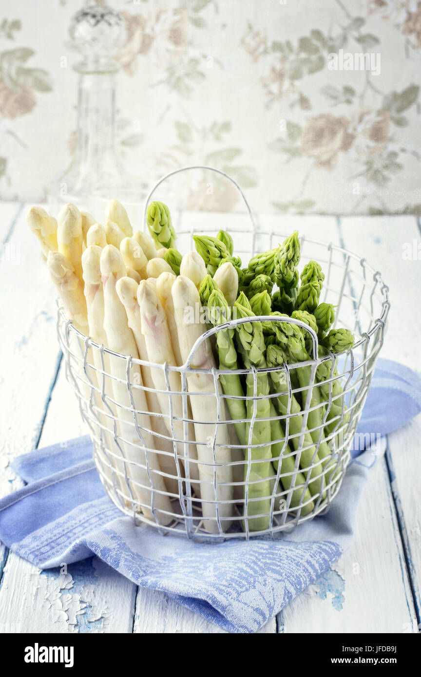 Asperges vertes et blanches dans Panier Banque D'Images