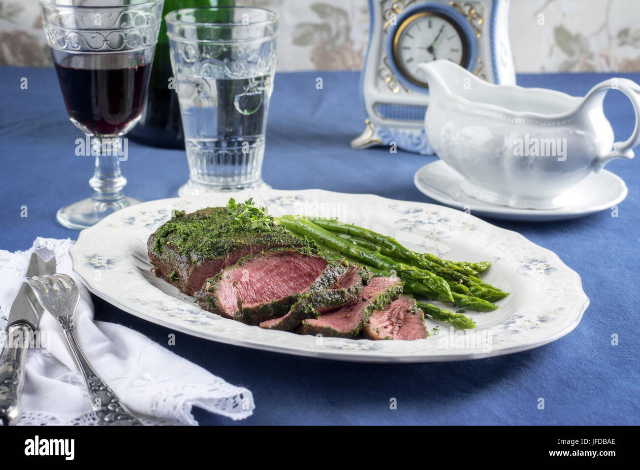 Rôti de Bœuf aux asperges vertes sur la plaque Banque D'Images