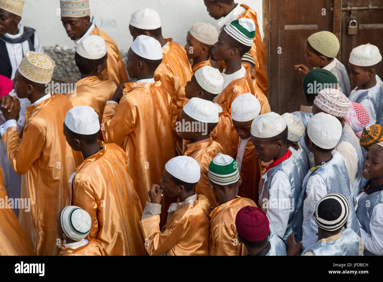 Des groupes d'hommes et de garçons célébrer l'Zefe procession le long des rues étroites de la vieille ville de Lamu au cours de l'Maulidi festival, Kenya, Africa Banque D'Images