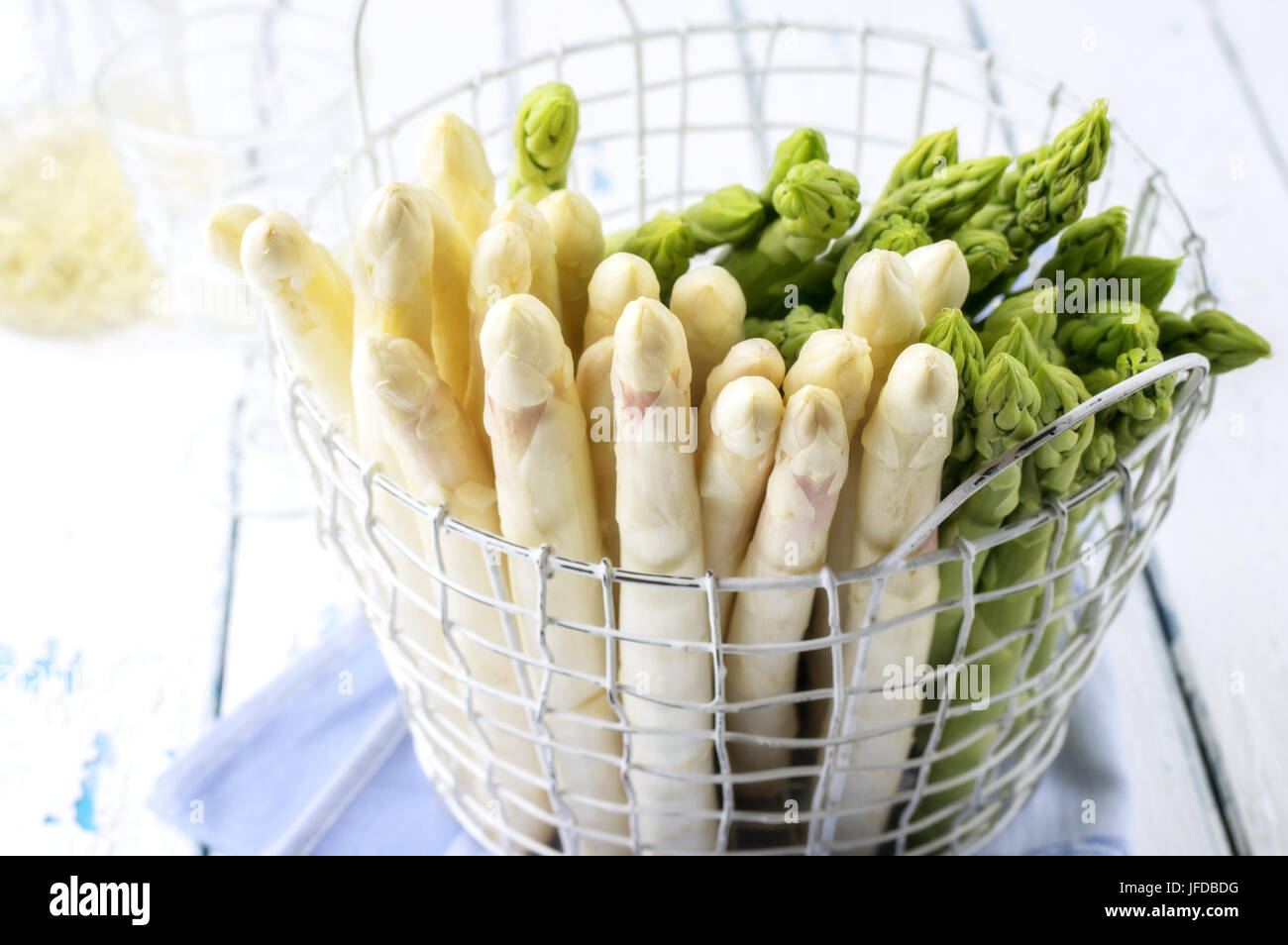 Asperges blanches et vertes dans Panier Banque D'Images