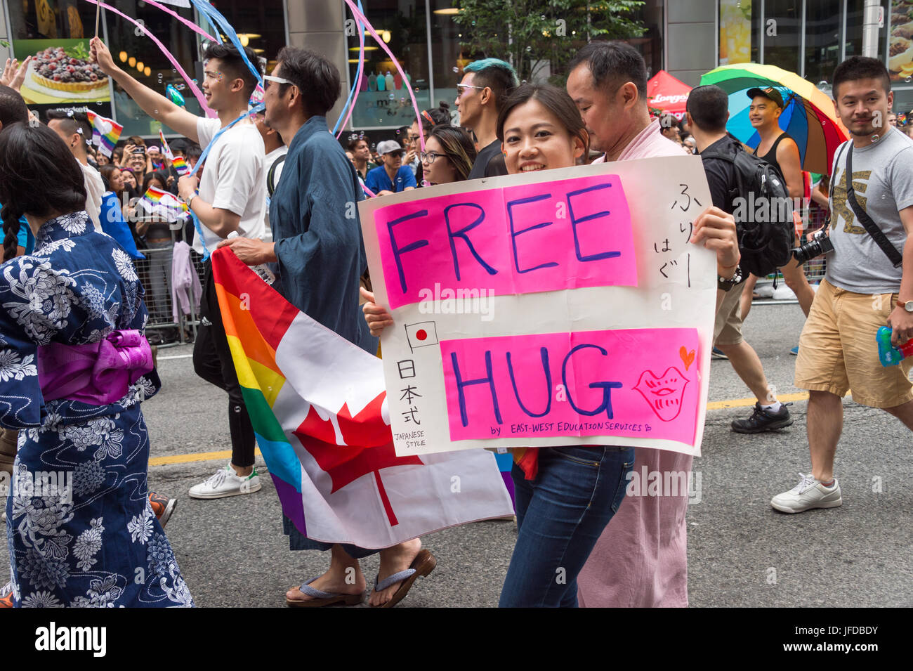 Toronto, Canada - 25 juin 2017 : Jeune femme offrant accolades fraternelles à la Pride Parade Banque D'Images
