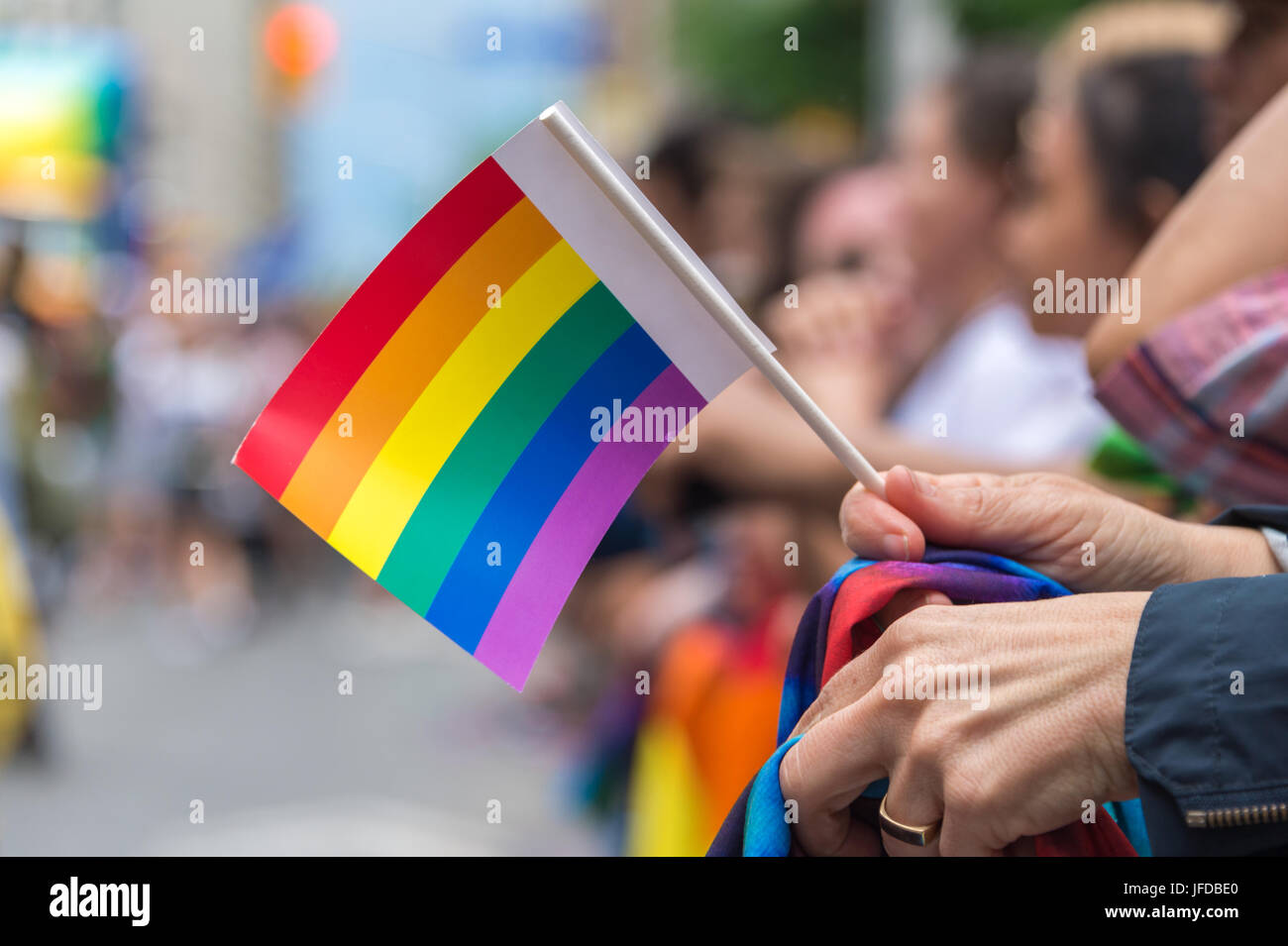 Gay Pride Parade spectateur holding petit drapeau arc-en-ciel Gay Pride Parade à Toronto en 2017 Banque D'Images