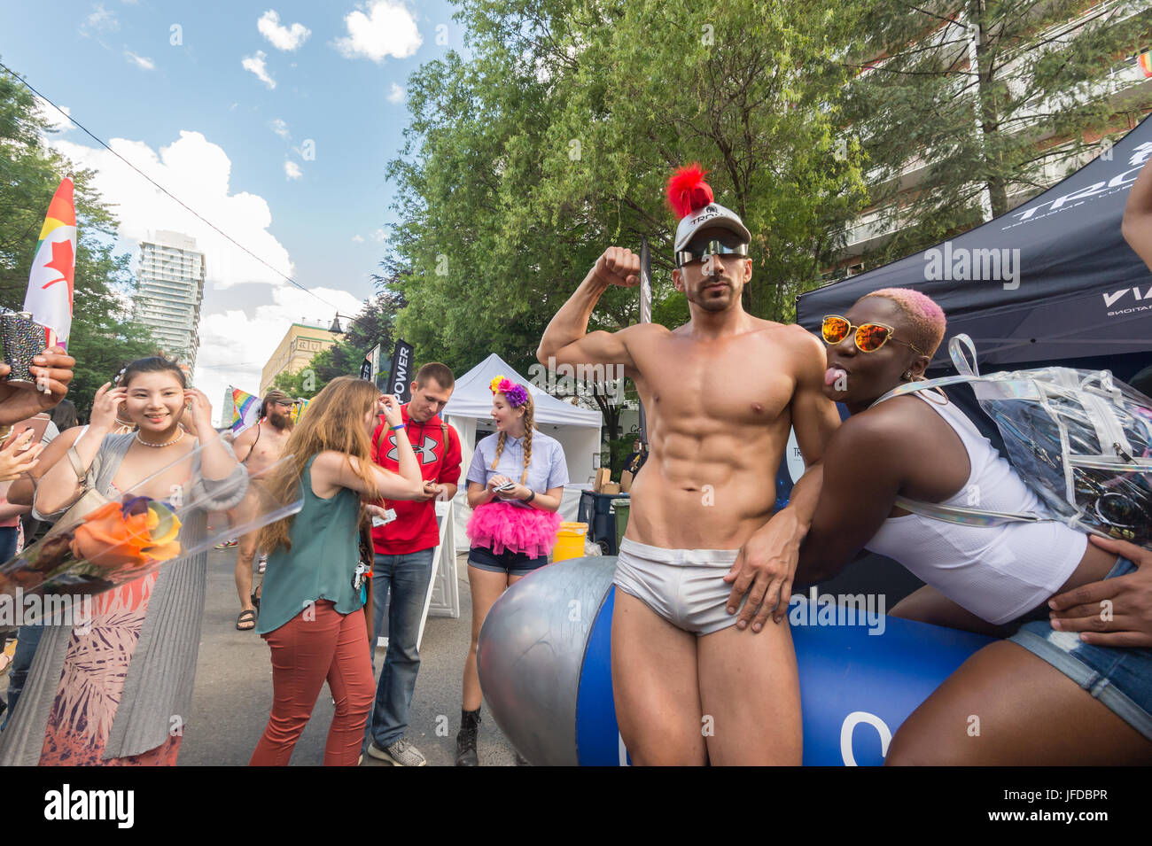 Toronto, Canada - 25 juin 2017 : Gay-gogodancers divertir le public dans le Village gai de Toronto Banque D'Images