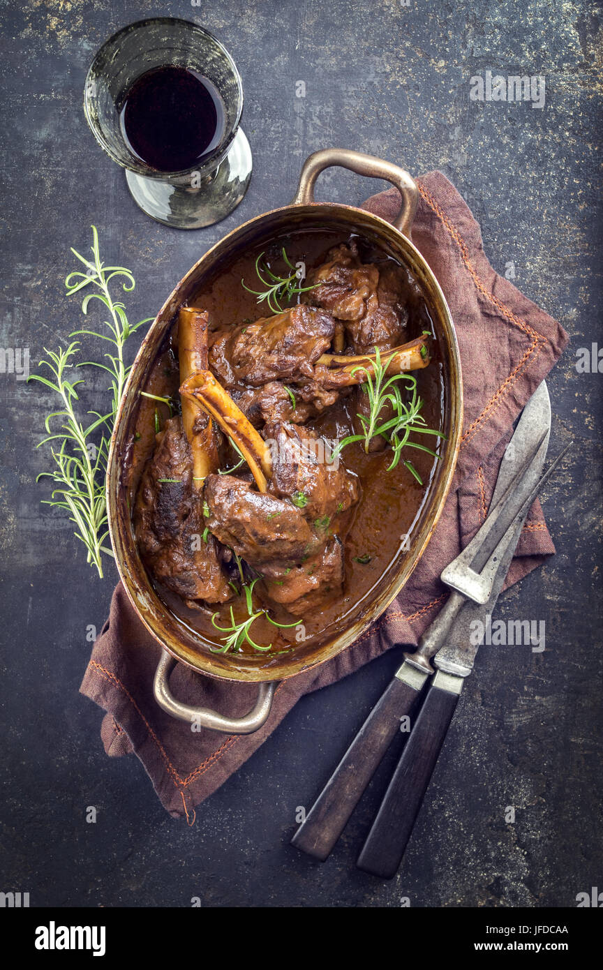 Souris d'agneau mijotés dans une sauce au vin rouge Banque D'Images