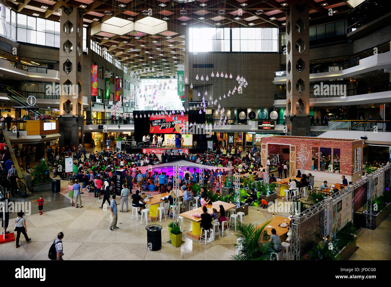 Montrer de l'intérieur pour les enfants au Festival International de Jazz de Montréal. Banque D'Images