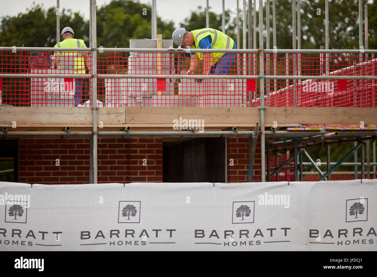 Barratt Homes construction développement ouvriers site poser des briques à Sandbatch, Cheshire. Banque D'Images