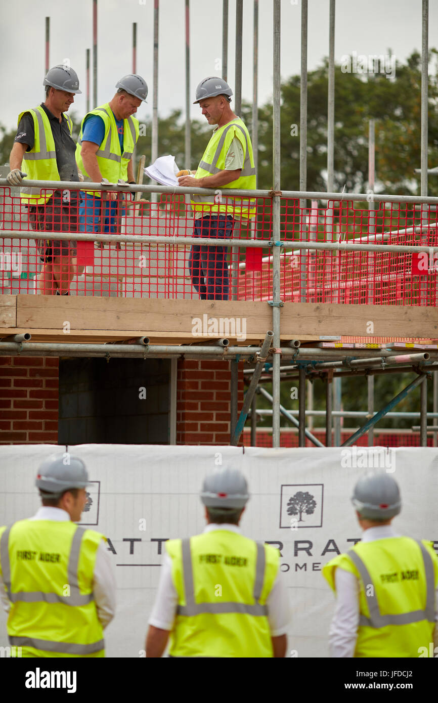 Barratt Homes construction développement ouvriers site poser des briques à Sandbatch, Cheshire. Banque D'Images