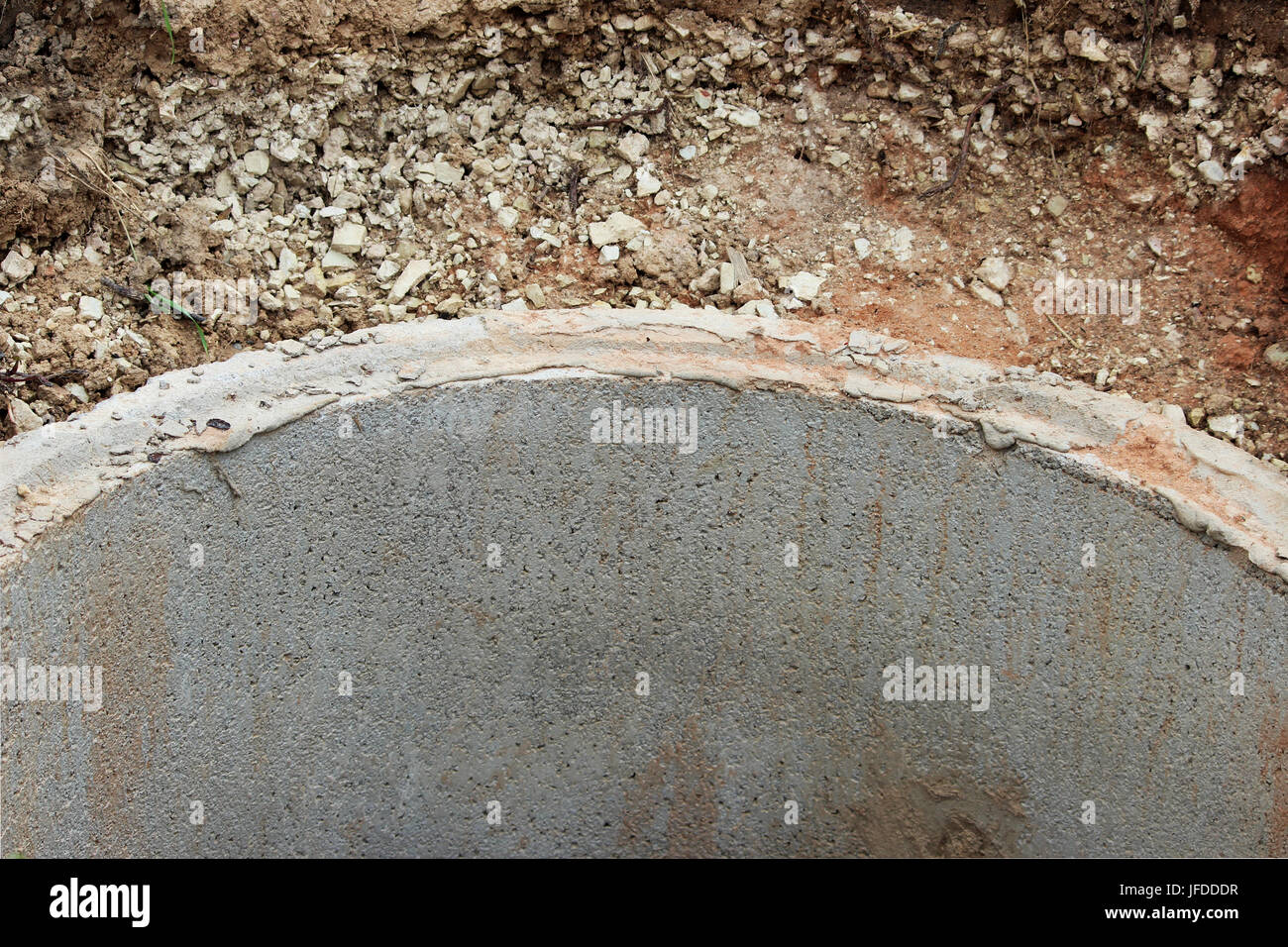 Bien pour l'extraction de l'eau. La construction d'un village bien pour l'extraction de l'eau avec l'aide de plusieurs anneaux de béton posés dans une fosse de terre Banque D'Images