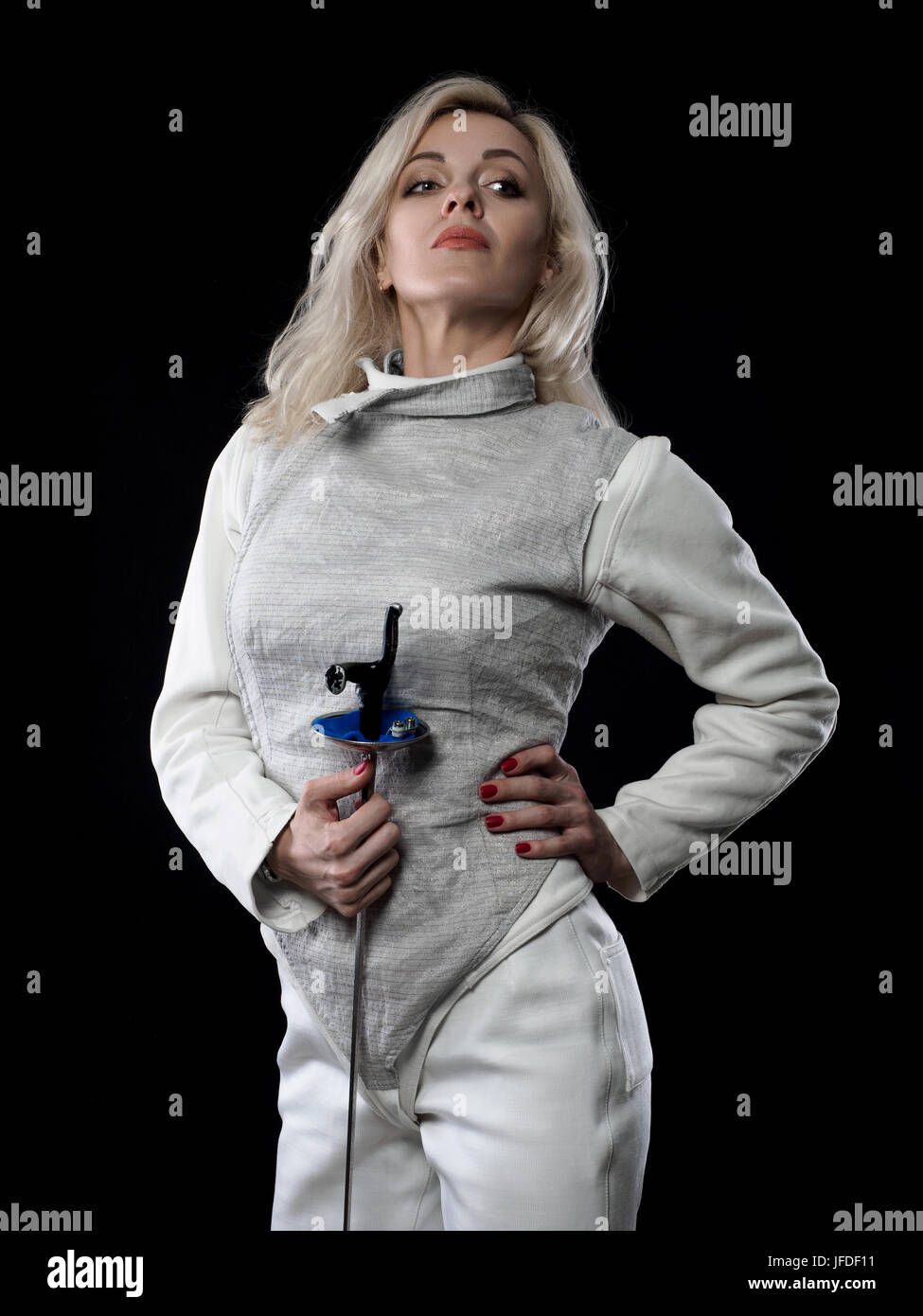 Portrait de femme adulte fencer holding rapière. Olympic sports, arts martiaux et concept de formation professionnelle Banque D'Images