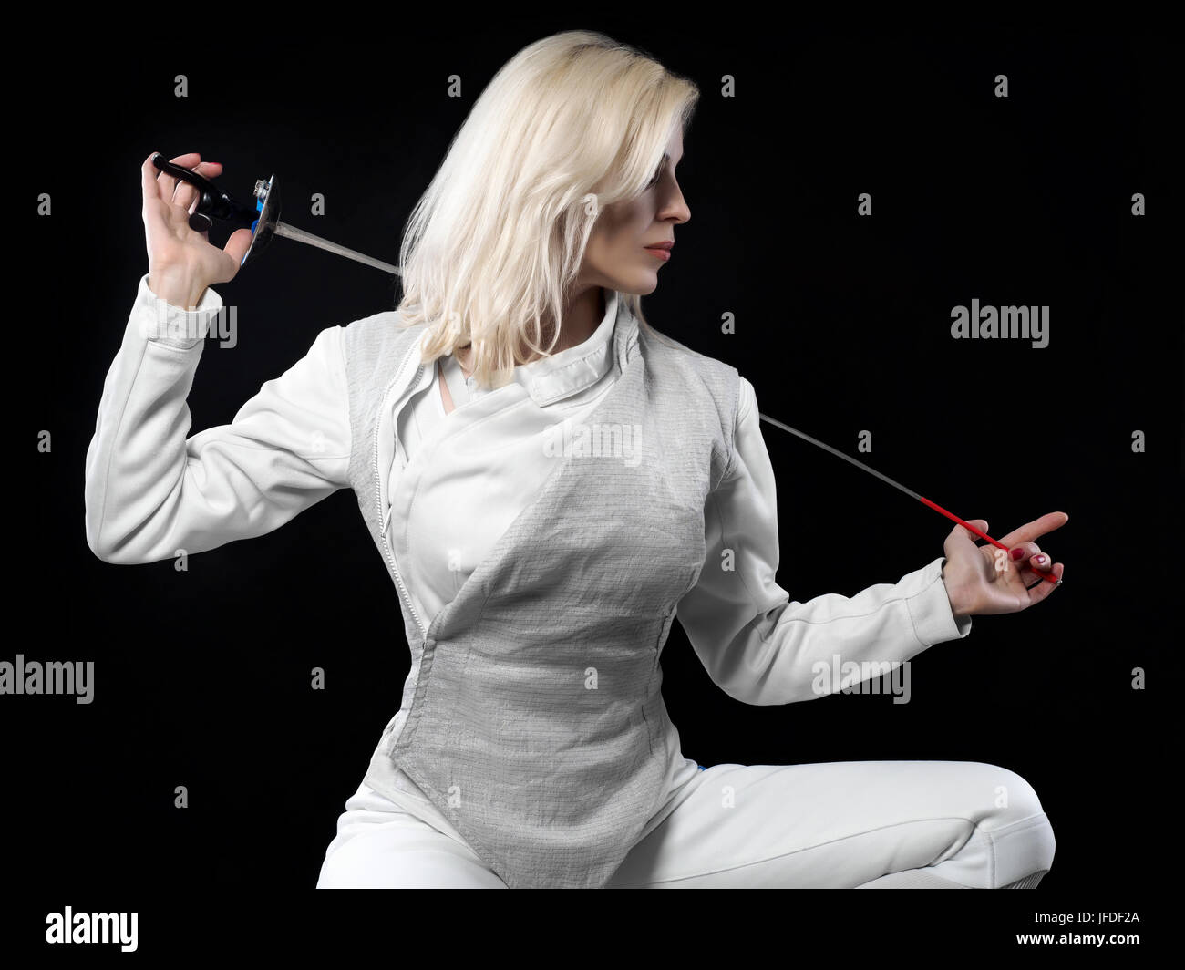 Portrait de belle blonde woman fencer holding rapière. Olympic sports, arts martiaux, de la protection et de la formation professionnelle concept Banque D'Images