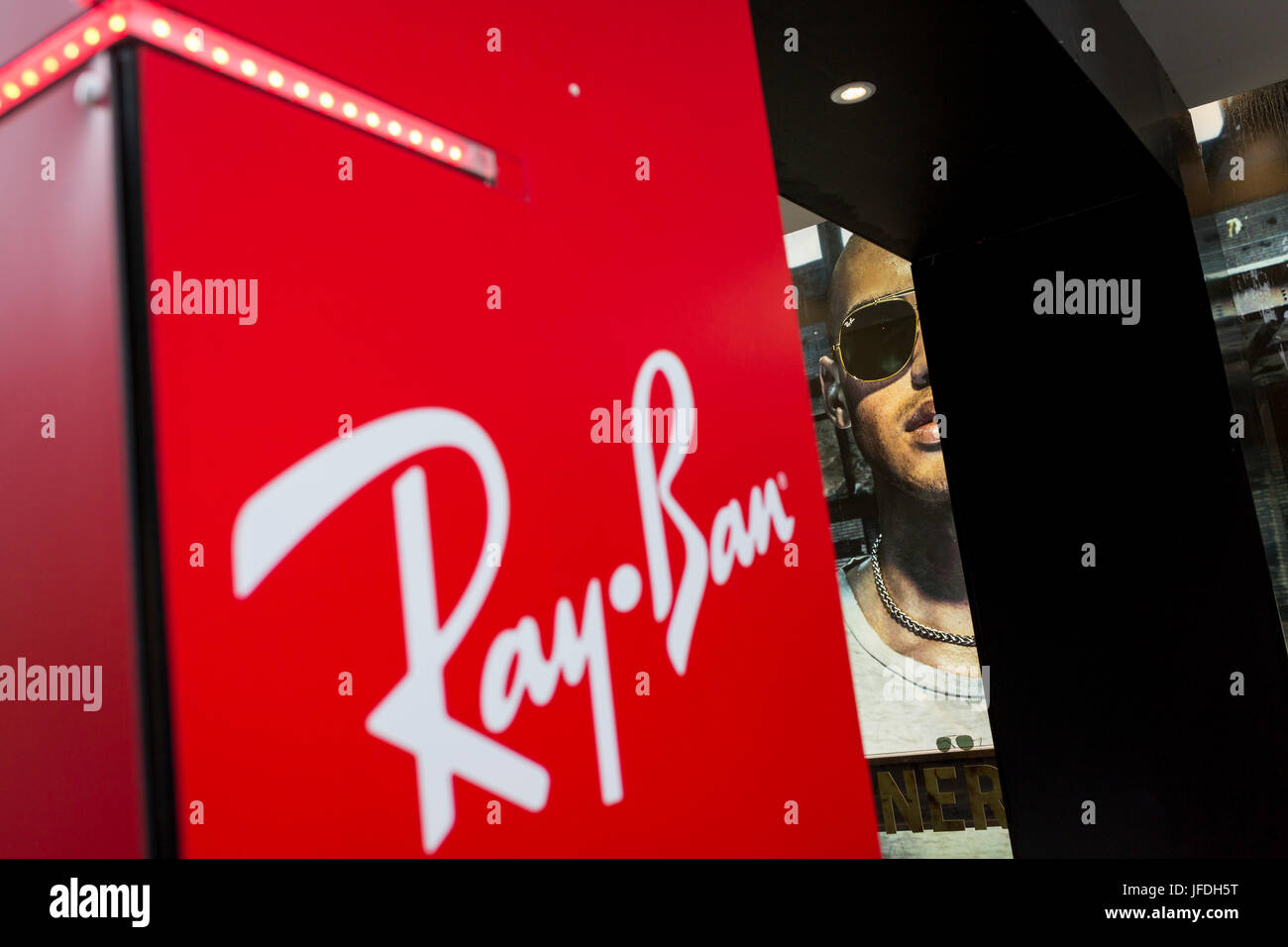 La fenêtre d'image de marque de lunettes de soleil Ray Ban à Long Acre, Covent Garden, le 28 juin 2017, à Londres, en Angleterre. Banque D'Images