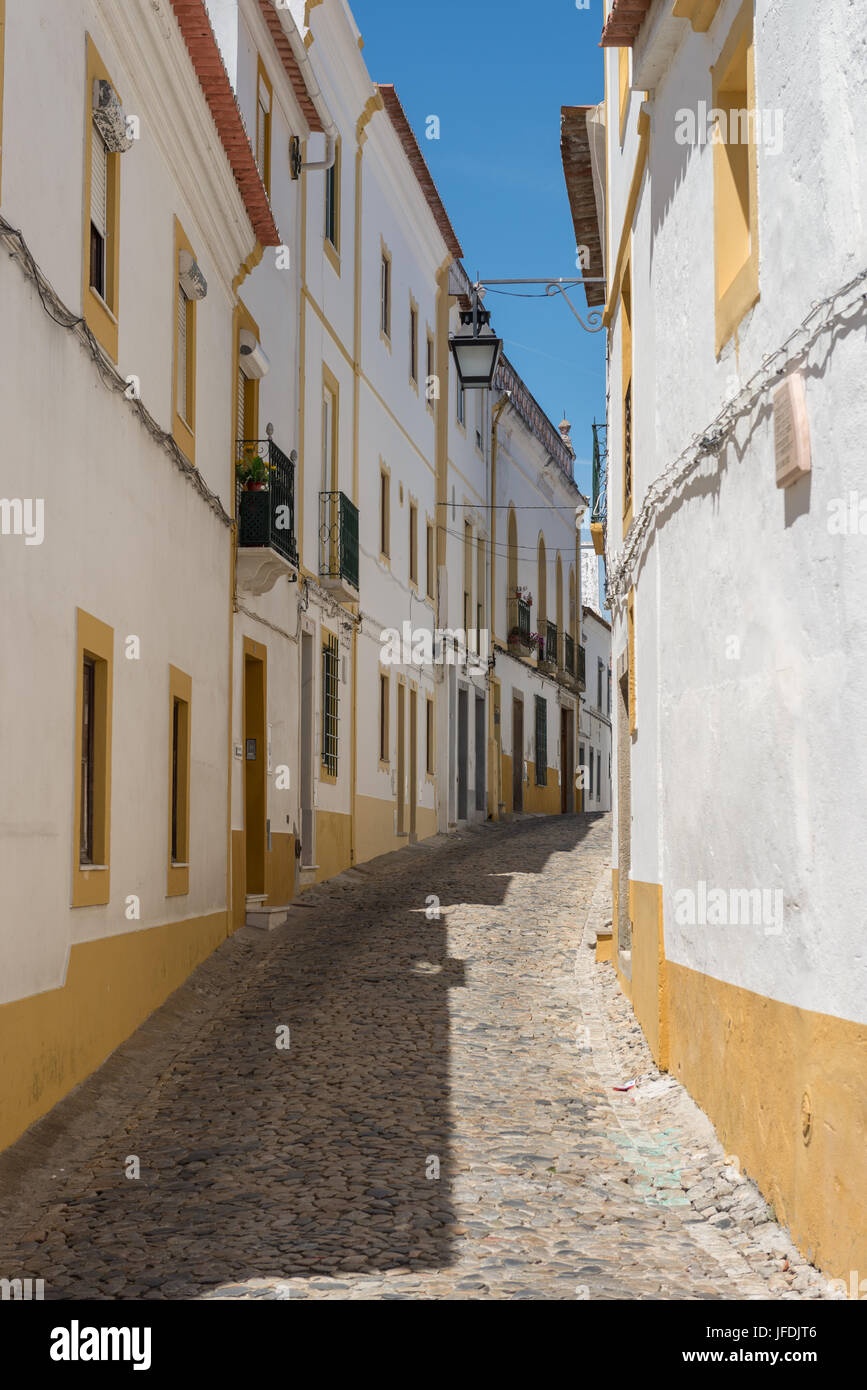 Vieille rue de la ville d'Evora au Portugal Banque D'Images
